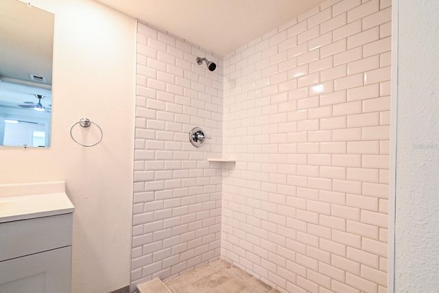 426 S DISSTON AVENUE, Tarpon Springs, FL 34689