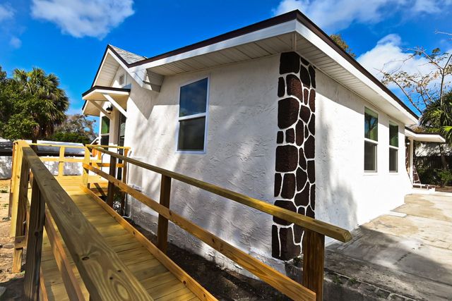 426 S DISSTON AVENUE, Tarpon Springs, FL 34689