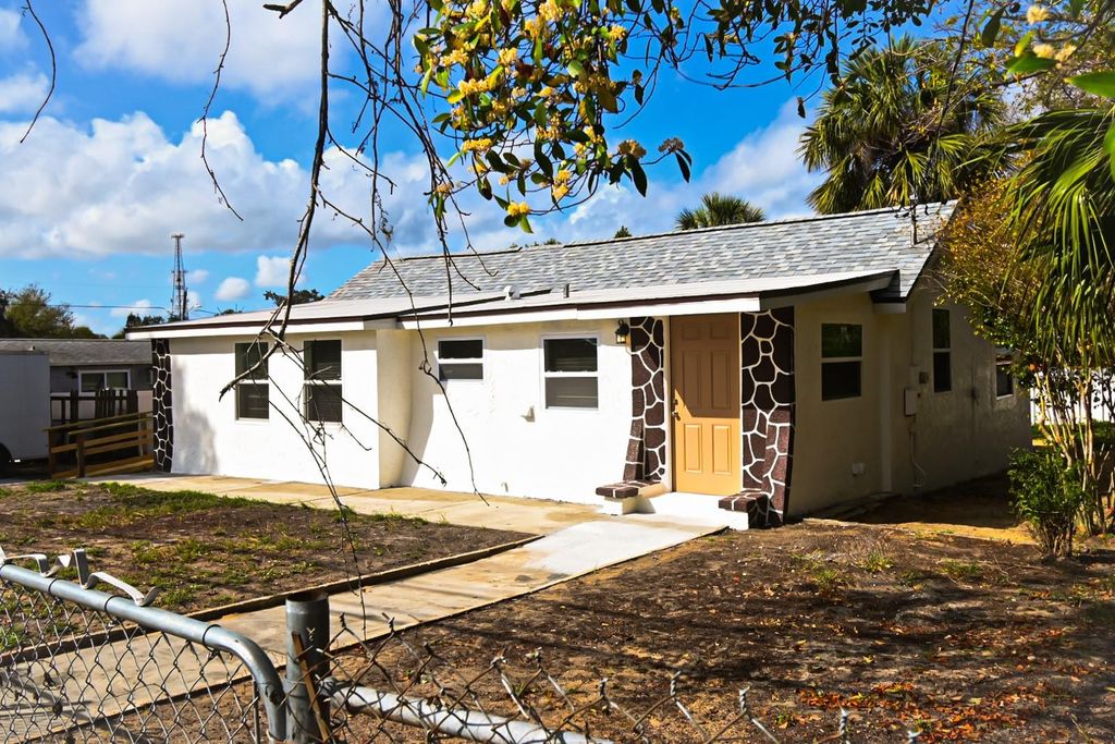 426 S DISSTON AVENUE, Tarpon Springs, FL 34689