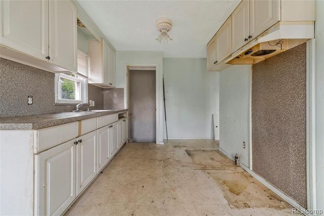 19563 Schoenherr Street, Detroit, MI 48205