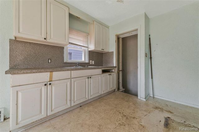 19563 Schoenherr Street, Detroit, MI 48205
