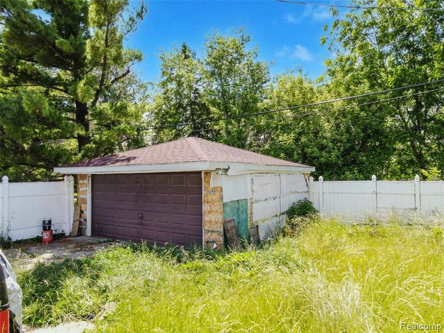 19563 Schoenherr Street, Detroit, MI 48205