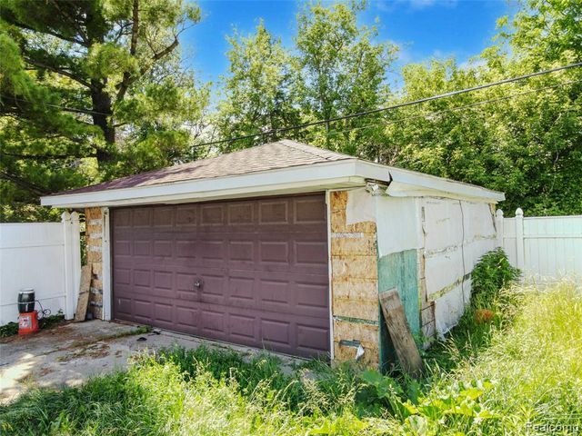 19563 Schoenherr Street, Detroit, MI 48205