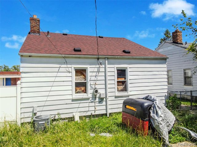 19563 Schoenherr Street, Detroit, MI 48205