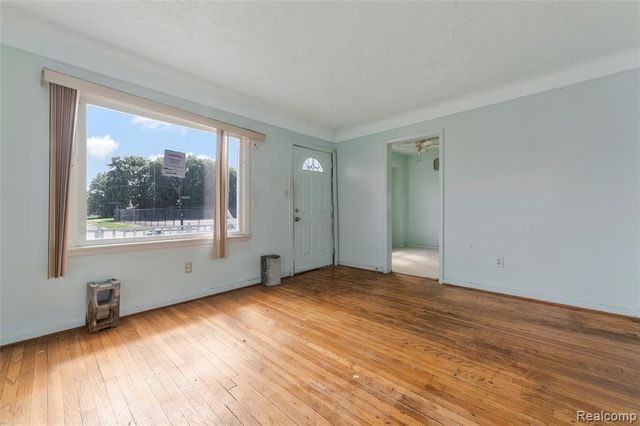19563 Schoenherr Street, Detroit, MI 48205