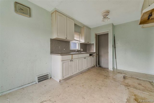 19563 Schoenherr Street, Detroit, MI 48205