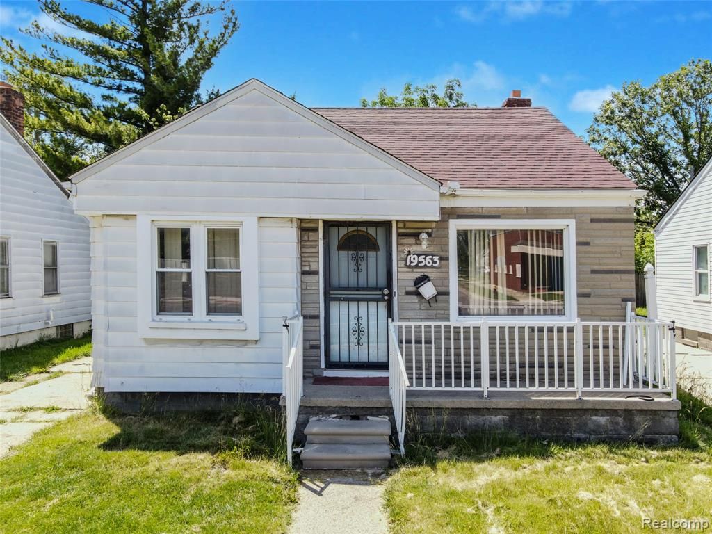 19563 Schoenherr Street, Detroit, MI 48205