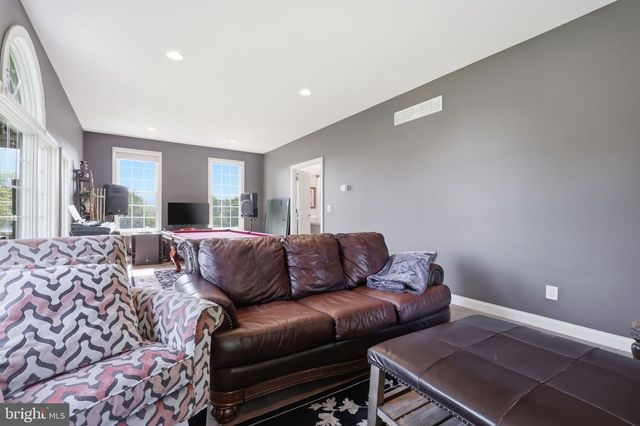 2 ROSSITER CIR, New Hope, PA 18938