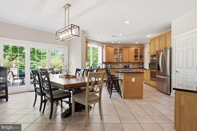 2 ROSSITER CIR, New Hope, PA 18938
