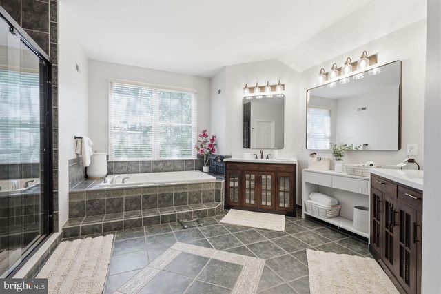 2 ROSSITER CIR, New Hope, PA 18938