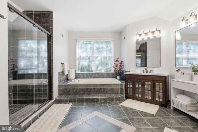 2 ROSSITER CIR, New Hope, PA 18938