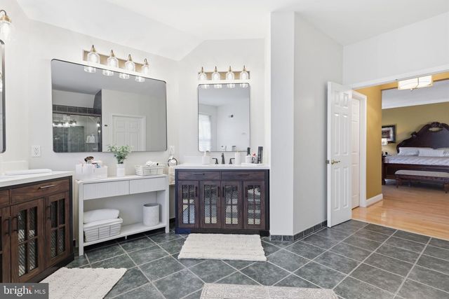 2 ROSSITER CIR, New Hope, PA 18938
