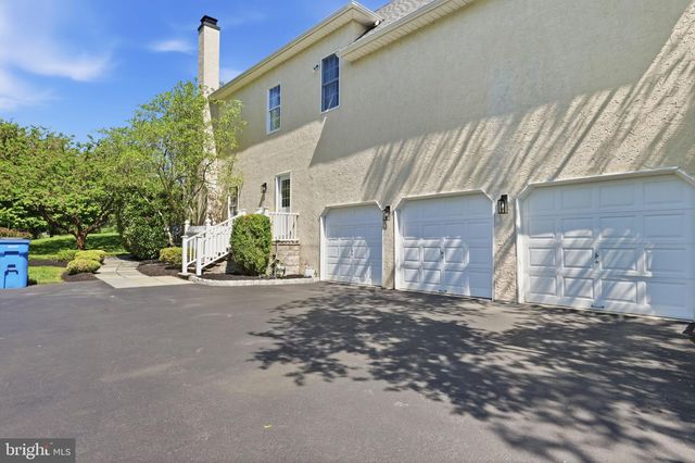 2 ROSSITER CIR, New Hope, PA 18938