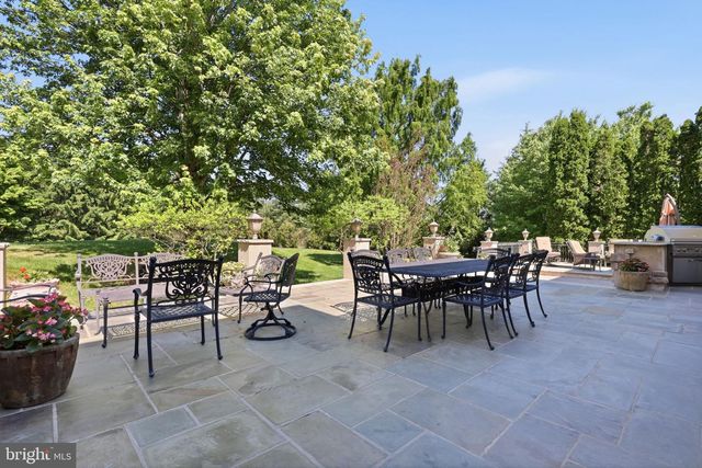 2 ROSSITER CIR, New Hope, PA 18938