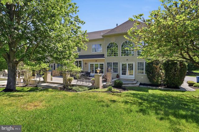 2 ROSSITER CIR, New Hope, PA 18938