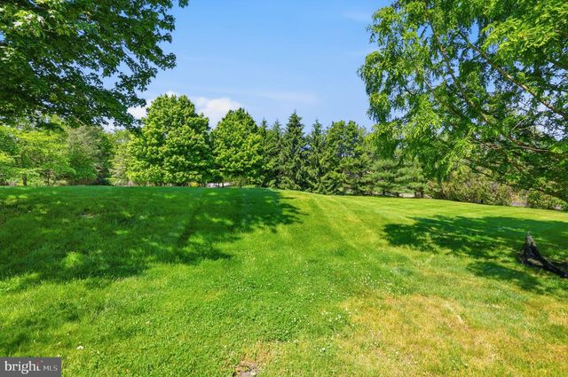 2 ROSSITER CIR, New Hope, PA 18938