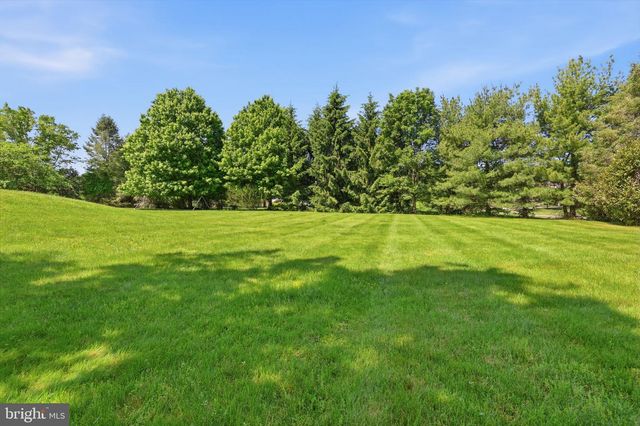 2 ROSSITER CIR, New Hope, PA 18938