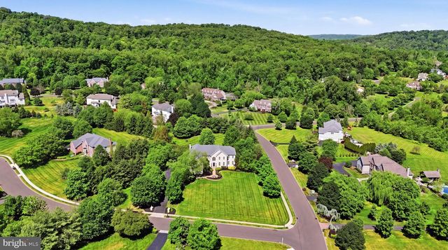 2 ROSSITER CIR, New Hope, PA 18938