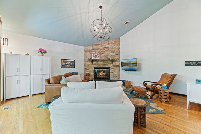 1543 N Saint Marys Road, Green Oaks, IL 60048