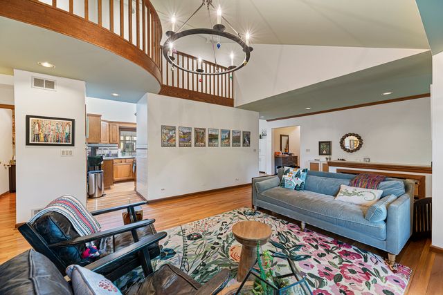 1543 N Saint Marys Road, Green Oaks, IL 60048