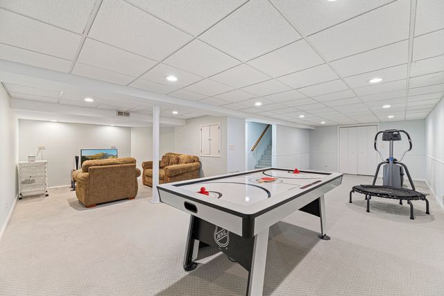 1543 N Saint Marys Road, Green Oaks, IL 60048