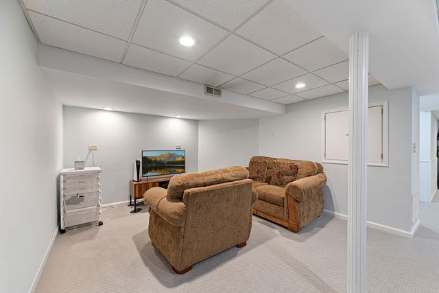 1543 N Saint Marys Road, Green Oaks, IL 60048