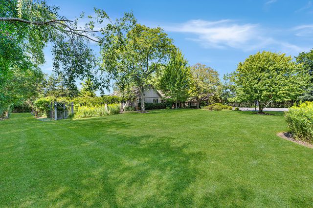 1543 N Saint Marys Road, Green Oaks, IL 60048