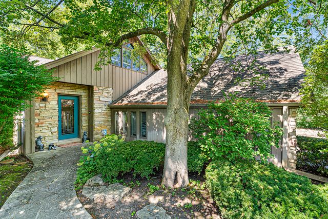 1543 N Saint Marys Road, Green Oaks, IL 60048