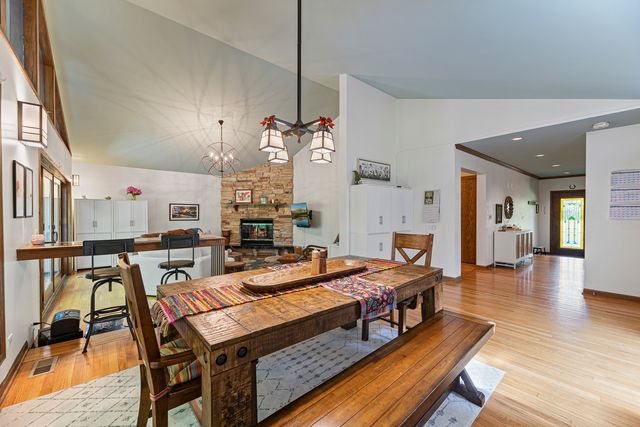 1543 N Saint Marys Road, Green Oaks, IL 60048