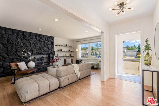 6607 Farralone Avenue, Woodland Hills (los Angeles), CA 91303