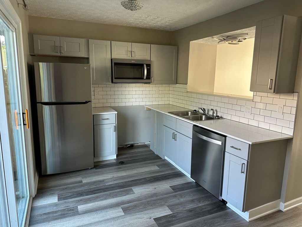 7806 Barkwood Drive, 10B, Columbus, OH 43085