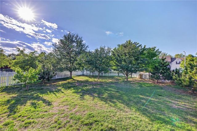 1228 Rosebud LN, Chesapeake, VA 23322