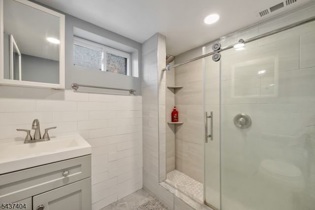 16 Highview Dr, Woodland Park, NJ 07424