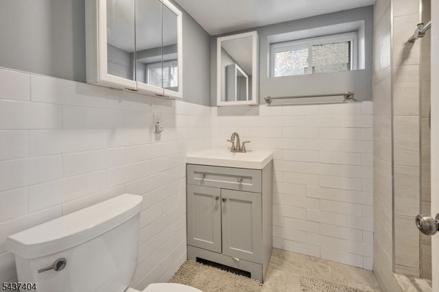 16 Highview Dr, Woodland Park, NJ 07424