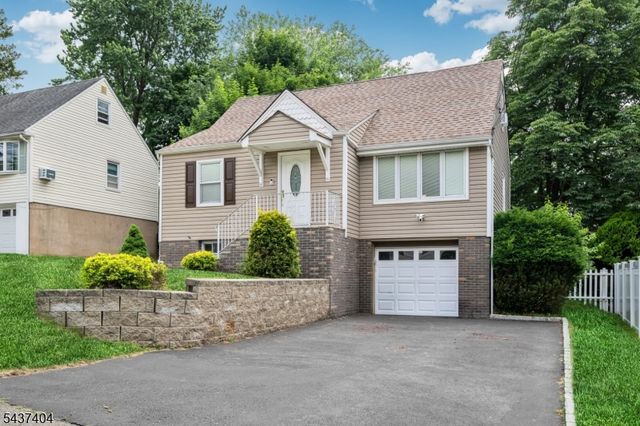 16 Highview Dr, Woodland Park, NJ 07424