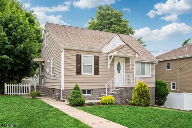 16 Highview Dr, Woodland Park, NJ 07424