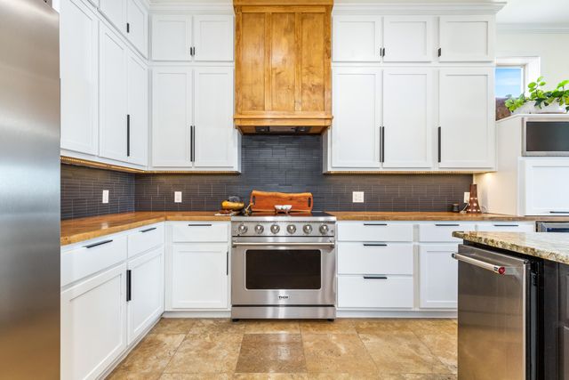 57425 E Highway 125 2013 and 2013A, Monkey Island, OK 74331