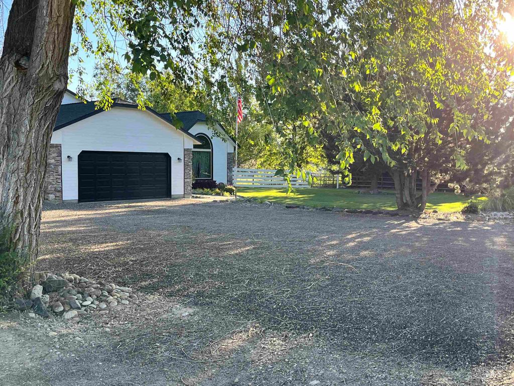 710 Keogh Ln, Caldwell, ID 83607