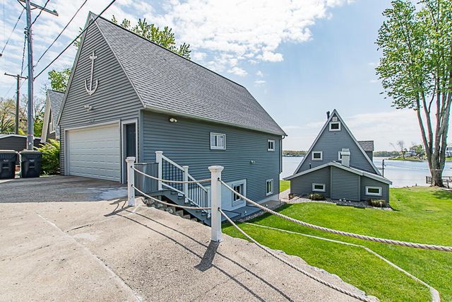 1210 N Eagle Lake Drive, Kalamazoo, MI 49009