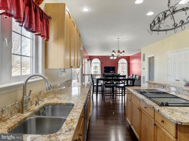 256 HOLDEN DR, Martinsburg, WV 25403