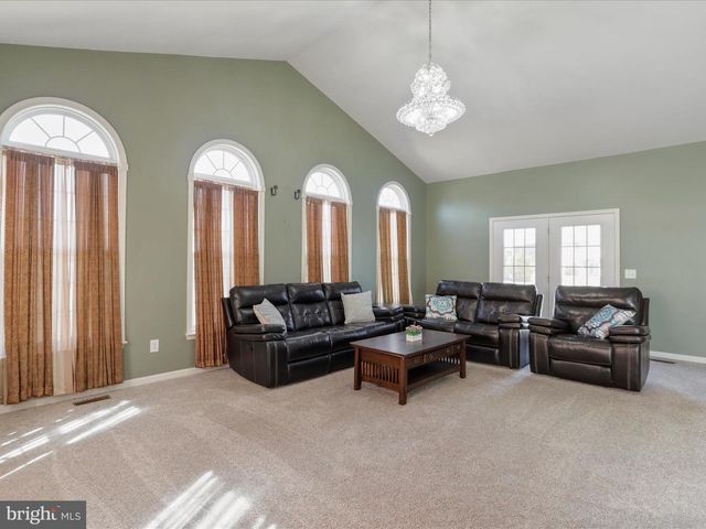256 HOLDEN DR, Martinsburg, WV 25403