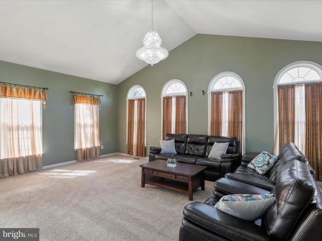 256 HOLDEN DR, Martinsburg, WV 25403