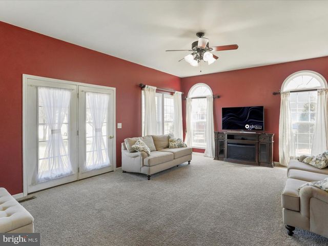 256 HOLDEN DR, Martinsburg, WV 25403