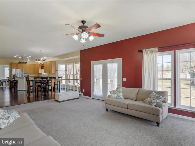 256 HOLDEN DR, Martinsburg, WV 25403