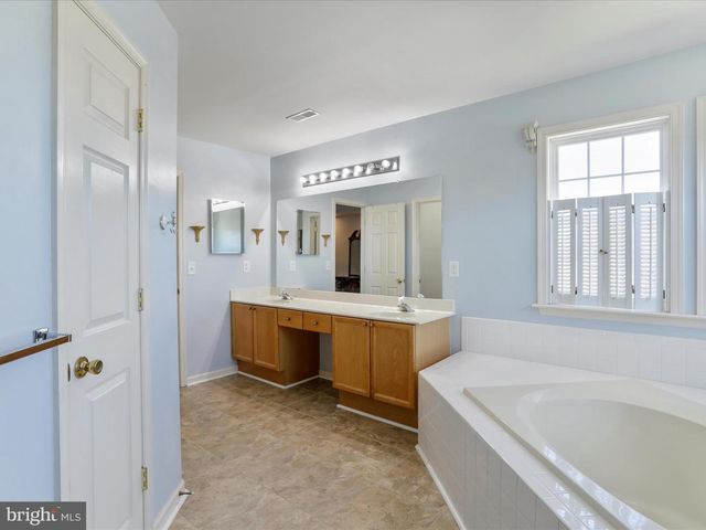 256 HOLDEN DR, Martinsburg, WV 25403