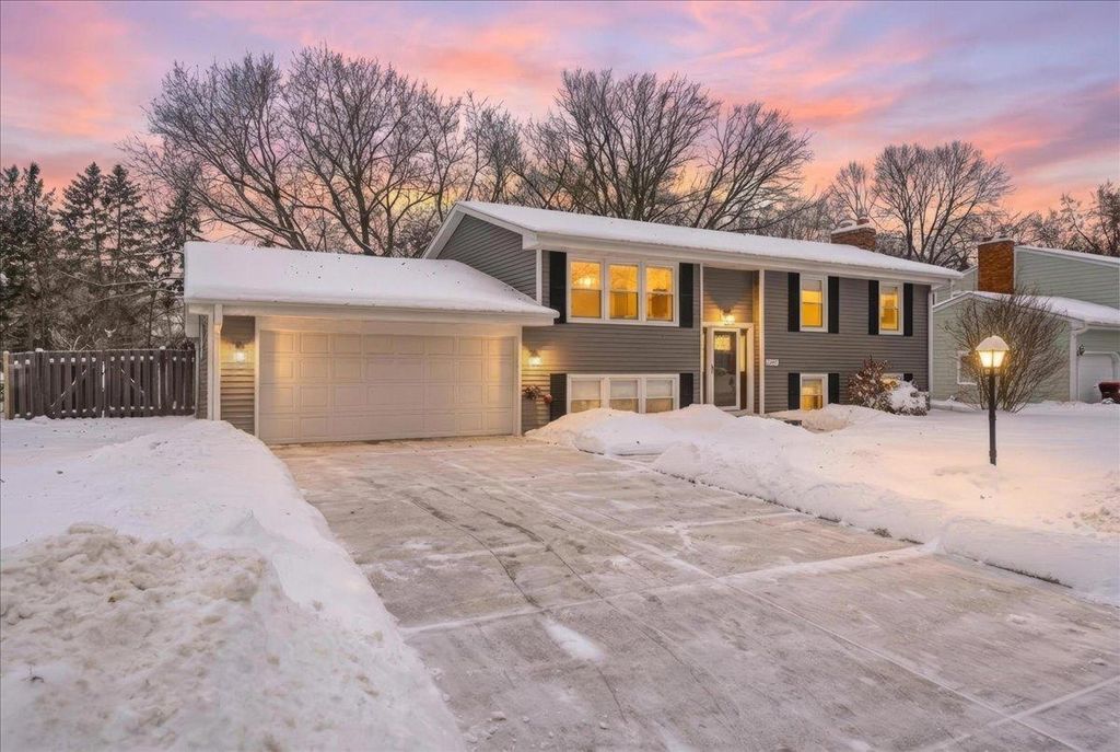 7048 Montrose Road, Woodbury, MN 55125