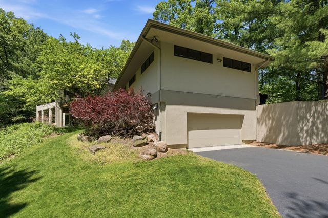 1970 Red Hill Drive Ne, Grand Rapids Twp, MI 49301
