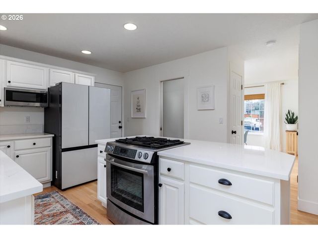 36745 ELDRIDGE Dr, Sandy, OR 97055