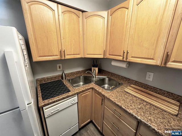 807 Sassafras Court, Mahwah, NJ 07430