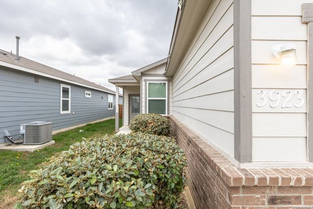 3923 ivy, St Hedwig, TX 78152